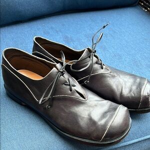 Black Leather Flats with Rounded Toe and Lace-Up Design